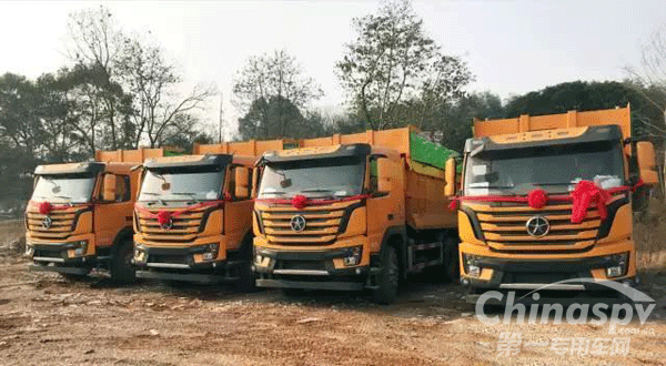 大運(yùn)重卡15輛N8V渣土車交付