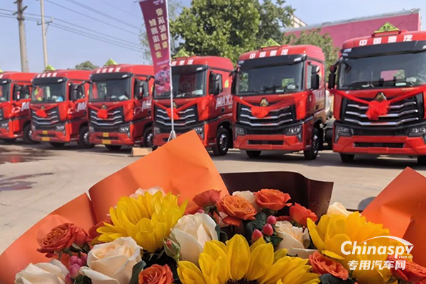 品質(zhì)鑄就卓越 20輛豪沃MAX危化品燃?xì)廛嚱桓妒仪f大客戶