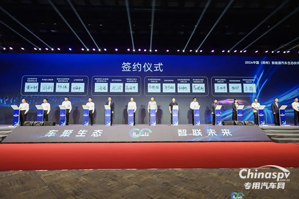 直擊鄭州新能源汽車生態(tài)伙伴大會 宇通環(huán)衛(wèi)自動駕駛洗掃車實力“吸睛”！