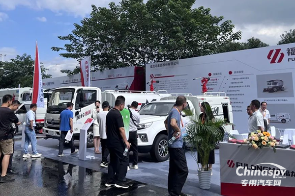 福龍馬攜多款智能及環(huán)衛(wèi)應(yīng)急搶險(xiǎn)裝備亮相華東環(huán)衛(wèi)年會(huì)