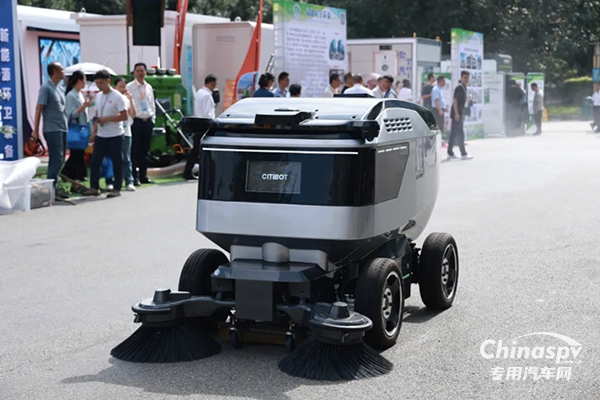 福龍馬攜多款智能及環(huán)衛(wèi)應(yīng)急搶險(xiǎn)裝備亮相華東環(huán)衛(wèi)年會(huì)