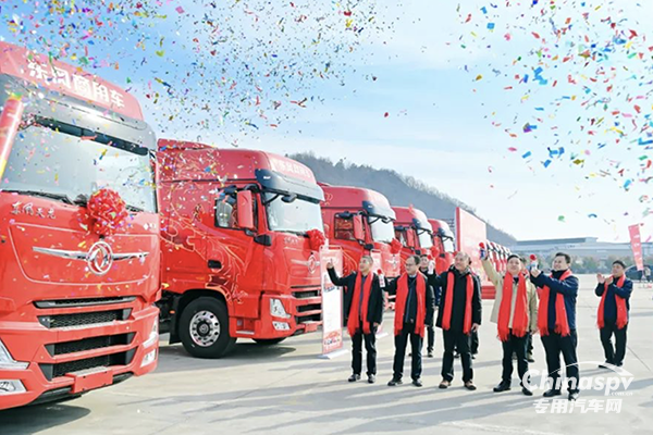 整車一體化事業(yè)加速！東風商用車批量交付倉柵式頭掛一體車