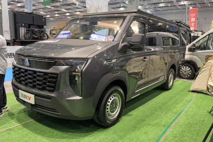 多品類(lèi)強(qiáng)勢(shì)出擊！中國(guó)重汽輕型汽車(chē)首登上海國(guó)際房車(chē)展