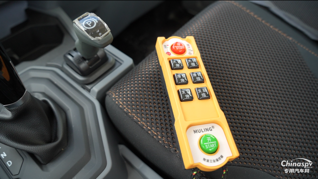 五征環(huán)?？萍技冸妱?dòng)車廂可卸式垃圾車