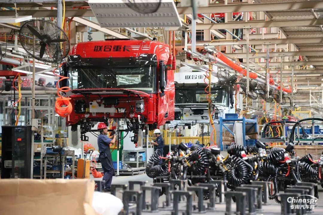 2024年8月15日，在蕪湖市發(fā)改委、市交通運(yùn)輸局、市運(yùn)管中心等部門(mén)的鼎力支持下，一場(chǎng)旨在促進(jìn)地方經(jīng)濟(jì)繁榮、深化制造與運(yùn)輸企業(yè)合作的交流會(huì)在聯(lián)合重卡舉行。