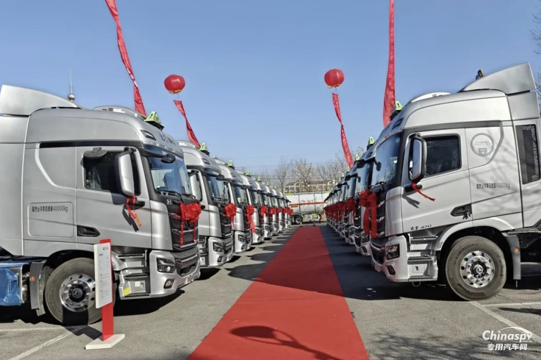 首批30臺危運車交付濱州大客戶，北京重卡助力齊魯?；\輸高質量升級