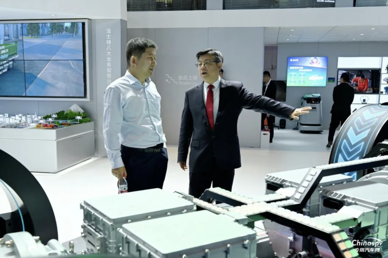 法士特董事長(zhǎng)馬旭耀在上海車展會(huì)見國(guó)內(nèi)外客商