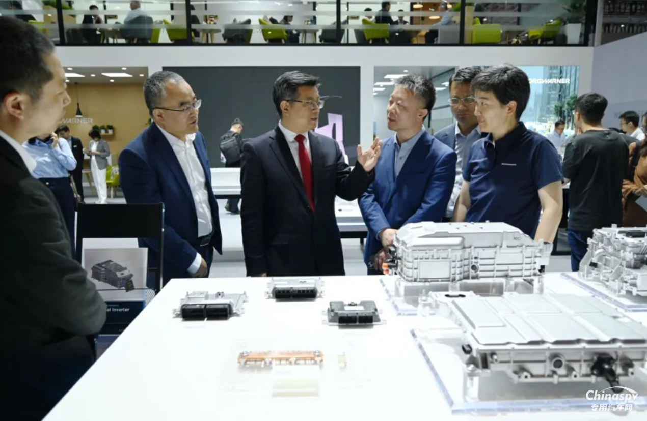 法士特董事長(zhǎng)馬旭耀在上海車展會(huì)見國(guó)內(nèi)外客商