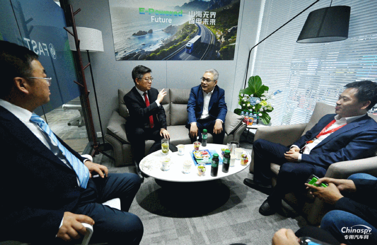 法士特董事長(zhǎng)馬旭耀在上海車展會(huì)見國(guó)內(nèi)外客商