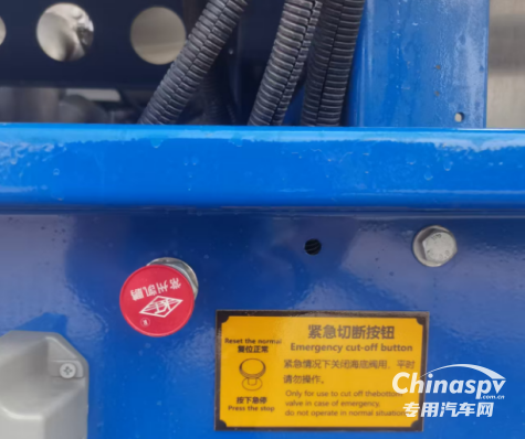 槽罐車是危險化學(xué)品專用物流運輸工具，根據(jù)HSE體系管理要求，承運人應(yīng)落實好車輛出車前的安全檢查職責(zé)，以確保裝卸貨及配送環(huán)節(jié)安全風(fēng)險可控。對于槽罐車的日常安全檢查，我們應(yīng)該關(guān)注以下要點：