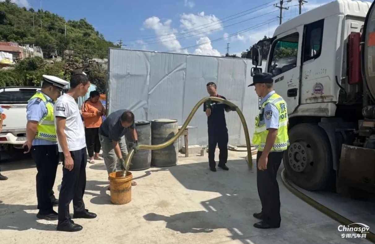 油罐車違規(guī)卸油被查扣10噸柴油！