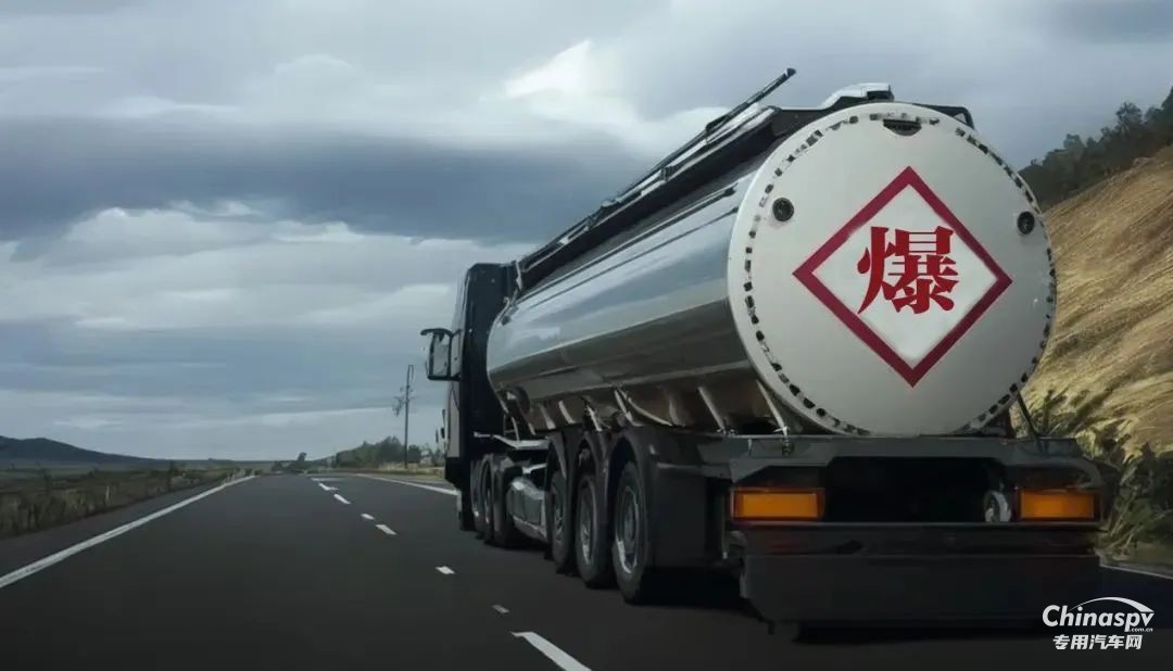 油罐車:多功能液體物質(zhì)儲(chǔ)存與運(yùn)輸工具