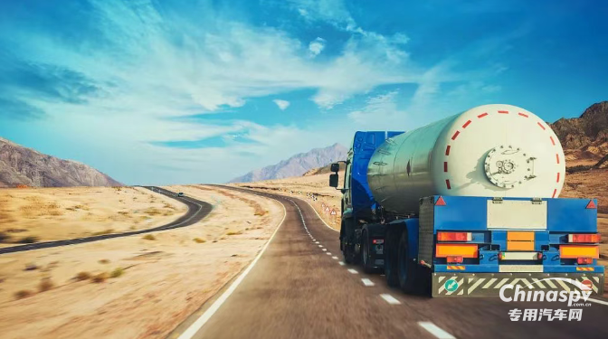 油罐車:多功能液體物質(zhì)儲(chǔ)存與運(yùn)輸工具