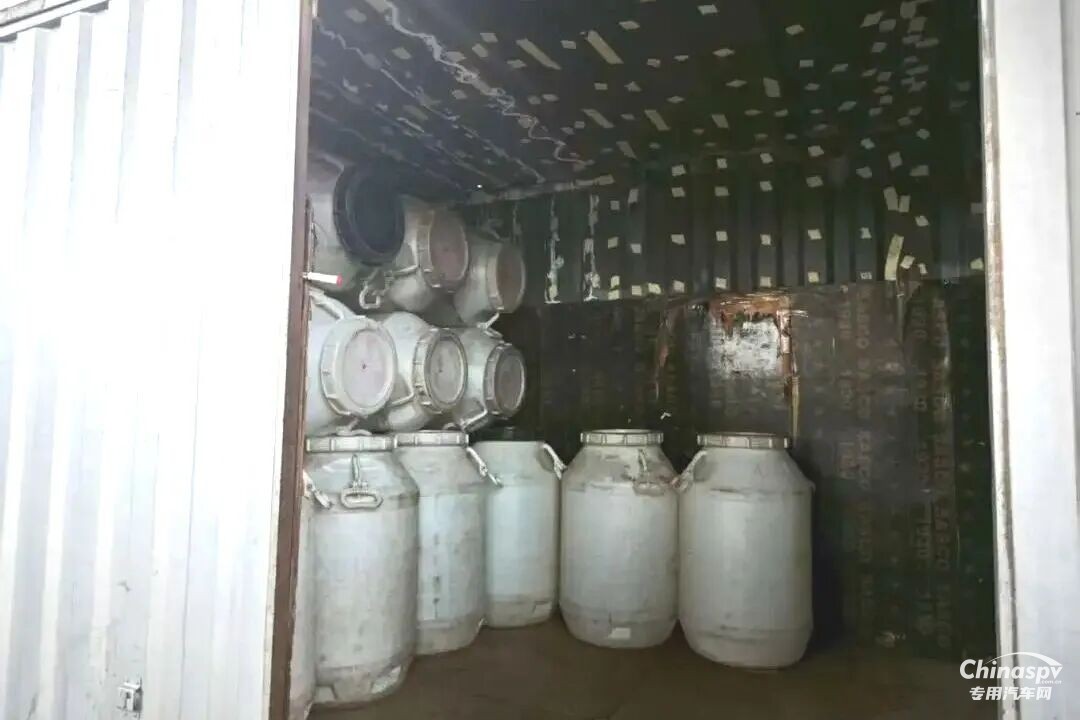 廣東東莞查獲一非法“黑危化品車”及時消除安全隱患