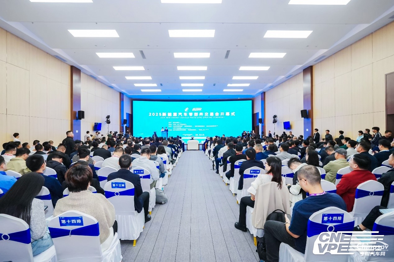 共繪產(chǎn)業(yè)新藍(lán)圖！東風(fēng)商用車再度亮相十堰新能源汽車零部件交易會(huì)