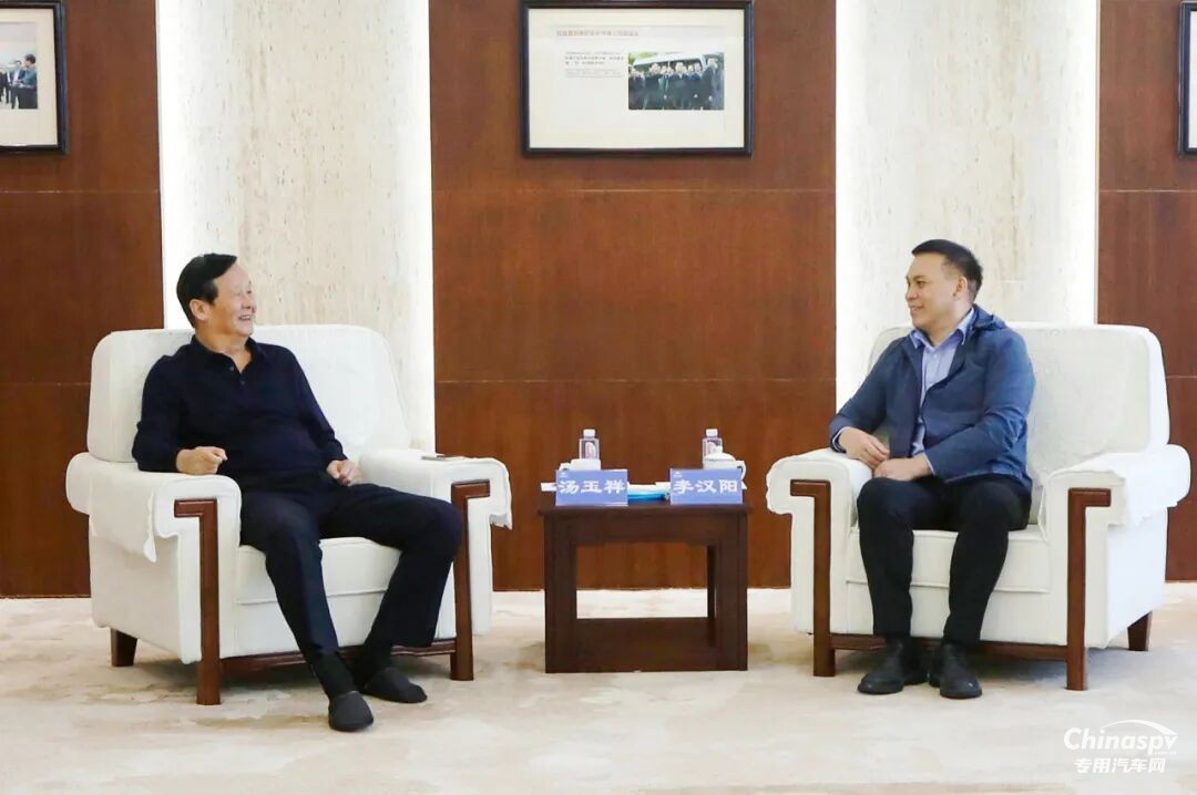 玉柴黨委書記?李漢陽與宇通集團(tuán)董事長(zhǎng)湯玉祥會(huì)談交流