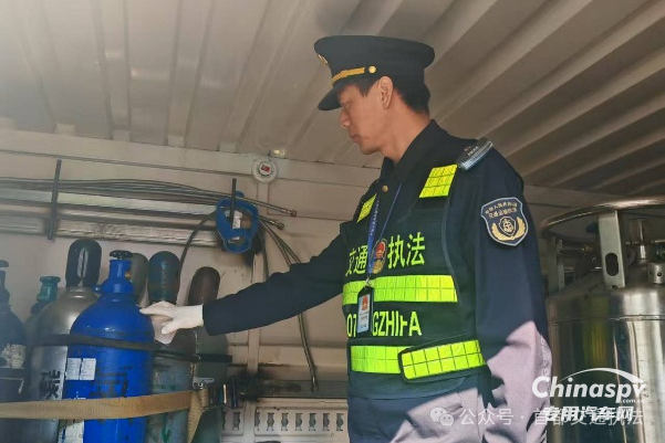 近日，北京市交通運(yùn)輸綜合執(zhí)法總隊(duì)（下稱(chēng)總隊(duì)）六支隊(duì)集中組織開(kāi)展危險(xiǎn)化學(xué)品運(yùn)輸車(chē)輛安全檢查行動(dòng)，以“嚴(yán)、細(xì)、實(shí)”的工作舉措，筑牢道路交通安全“防護(hù)網(wǎng)”。