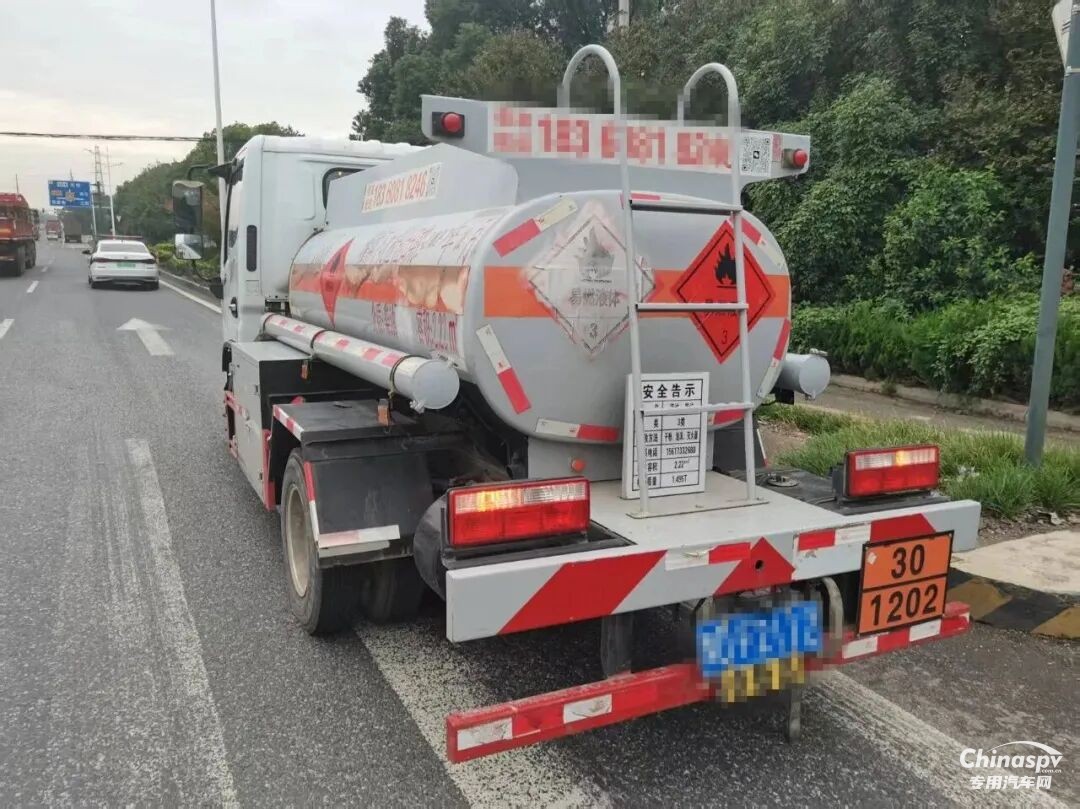 江陰查處一危化品車輛未配備押運(yùn)員、未提供貨物運(yùn)單