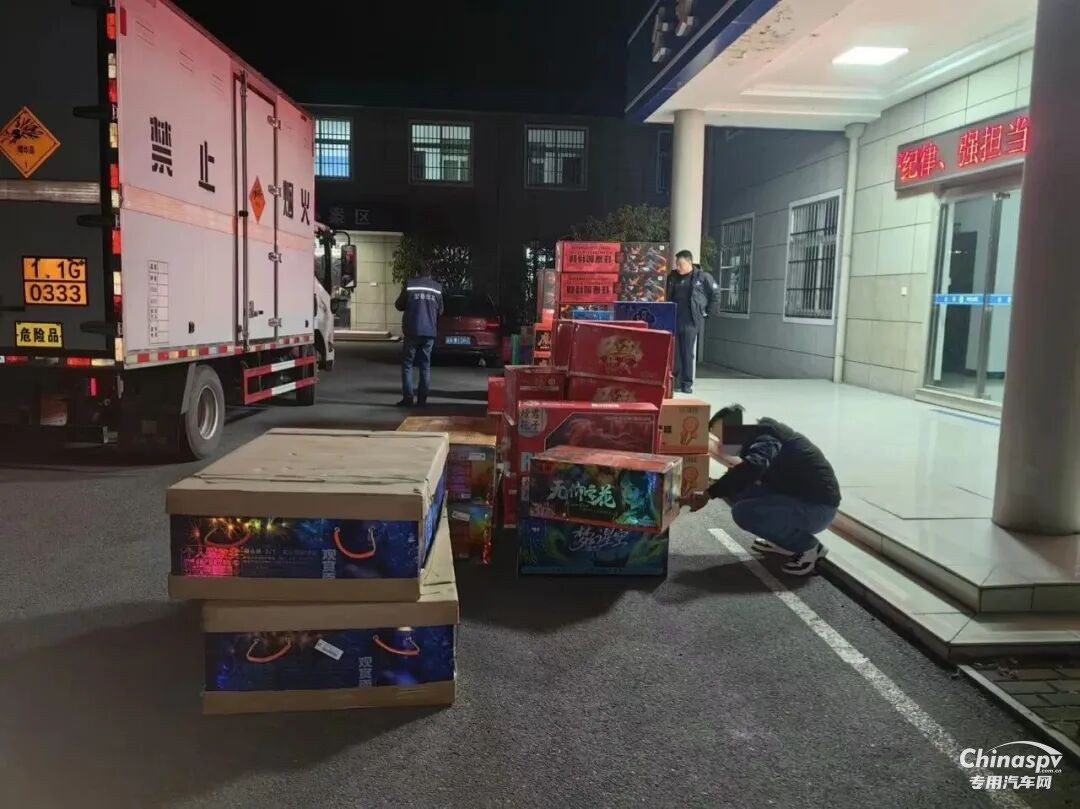 安徽一司機非法運輸煙花爆竹被拘