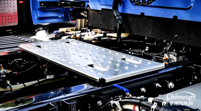 拉風(fēng)外形+高端內(nèi)核，江淮跨越V5閃耀武漢車展