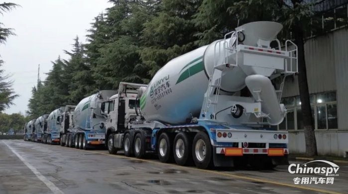 好雨知時(shí)節(jié) 凌宇半掛攪拌車批量交付客戶