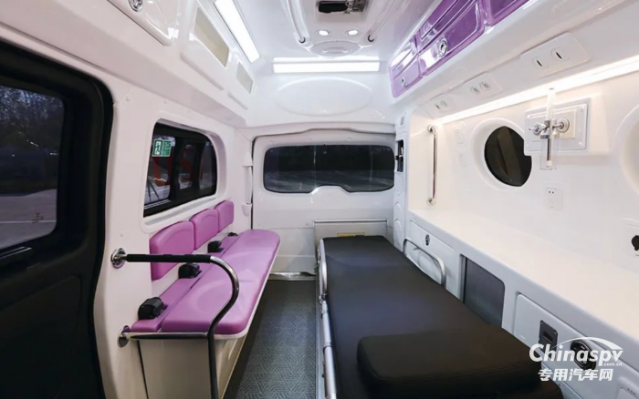 宇通奔馳威霆救護車，專業(yè)高效為生命護航！