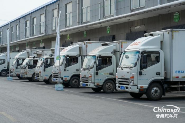 安徽合肥蘇師傅：老鄉(xiāng)雞走向全國，江淮1卡全程護(hù)航，守護(hù)干凈、新鮮、衛(wèi)生