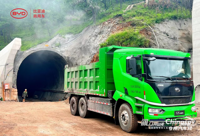 更靈活更高效！比亞迪純電動(dòng)三軸工程車首次亮相